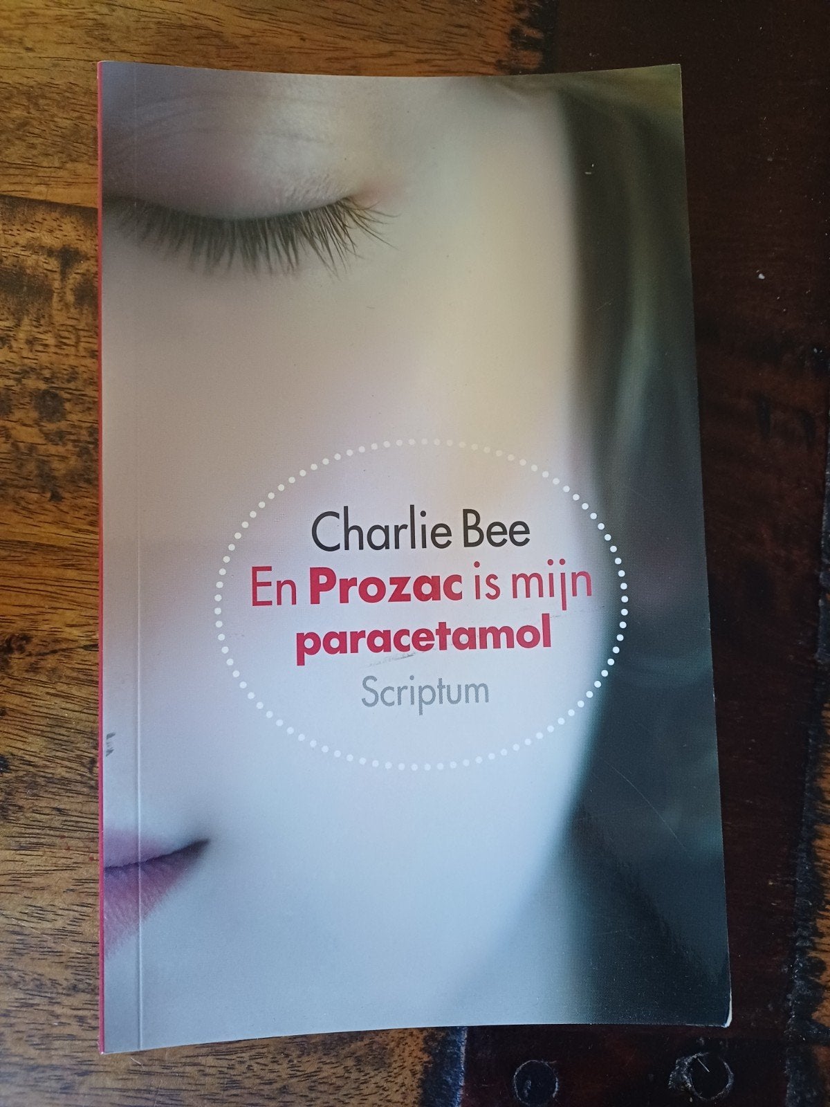 En Prozac is mijn paracetamol - Charlie Bee (Scriptum), Ophalen of Verzenden, Zo goed als nieuw, Charlie Bee, Nederland