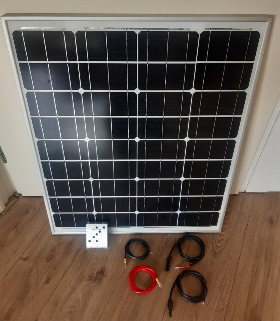 75 watt zonnepaneel met laadregelaar en aansluit kabels, Ophalen, Nieuw