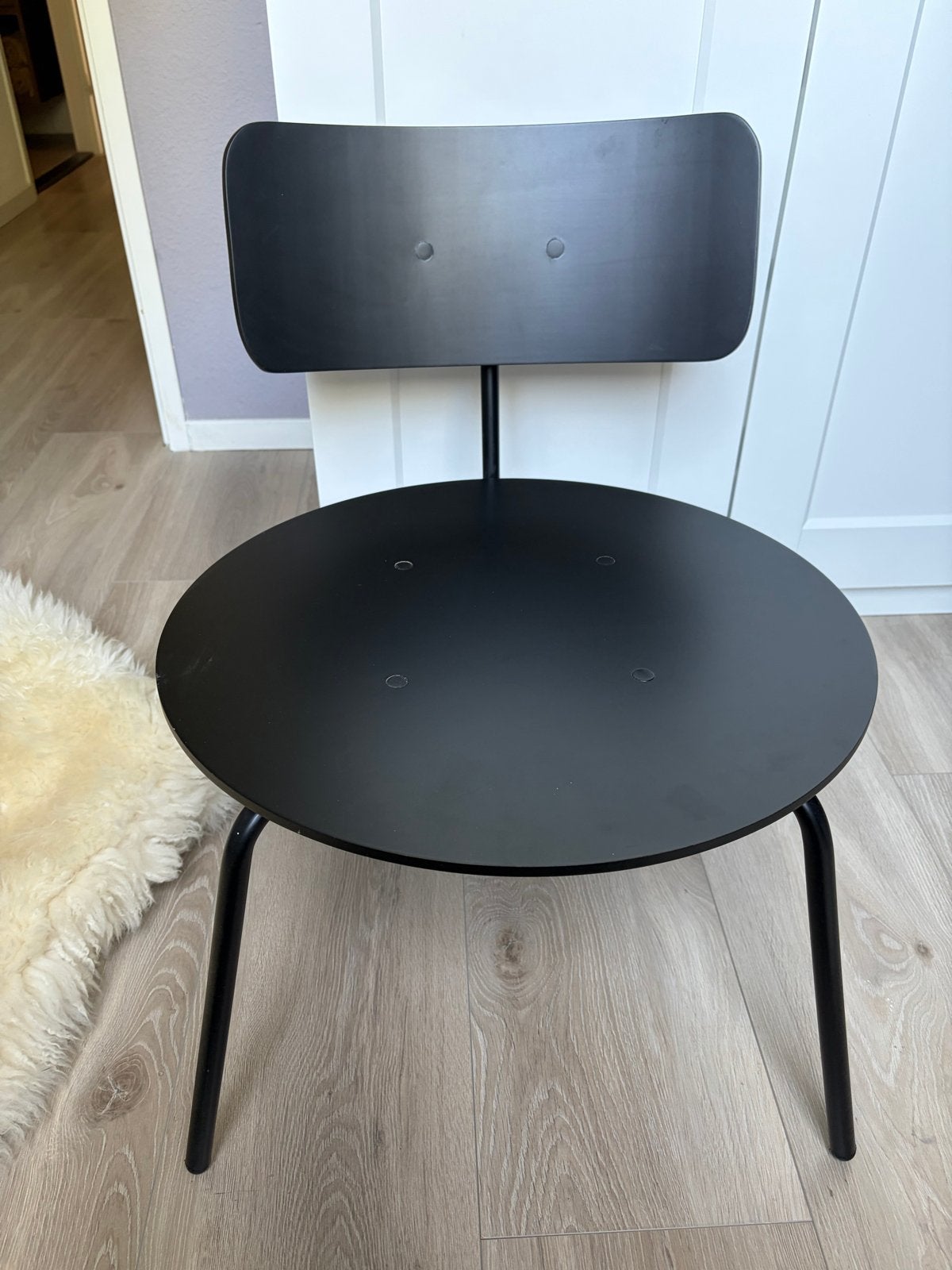 Zwarte lounge stoel H&M HOME met schapenvacht, Huis en Inrichting, Ophalen, Zwart, Zo goed als nieuw, Eén