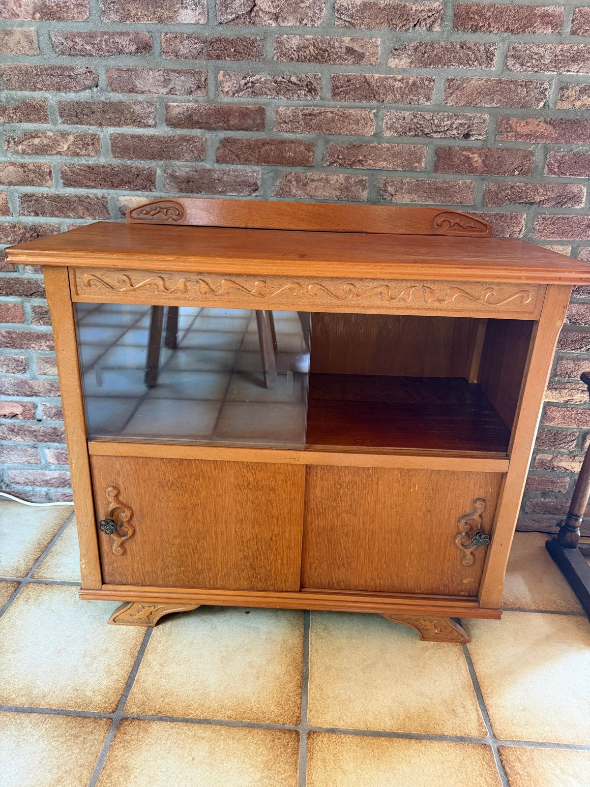 Vintage houten kastje met glazen schuifdeuren, Antiek en Kunst, Ophalen