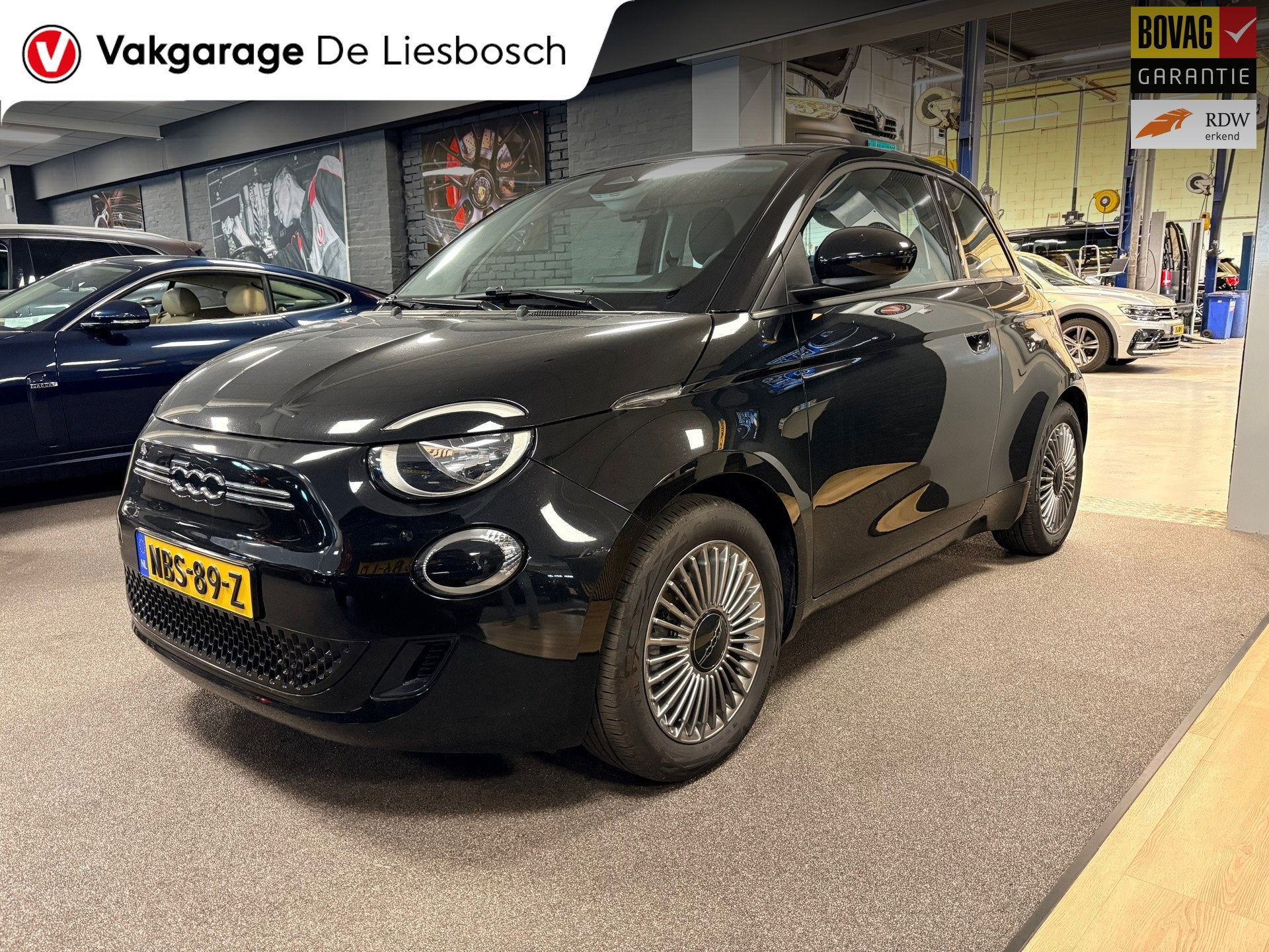 Fiat 500 E 42 kWh / airco / carplay, Auto's, Stof, Gebruikt, 4 stoelen, Zwart