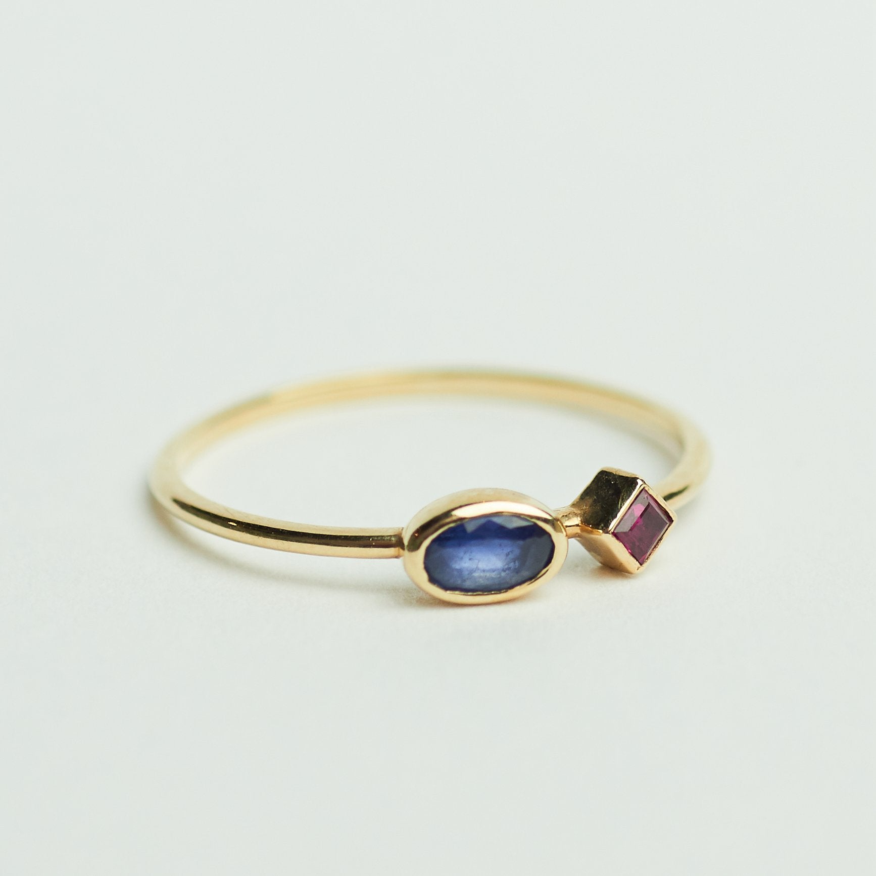 Vintage gouden ring met saffier en robijn 9 karaat engeland, 18 tot 19, Ophalen of Verzenden, Zo goed als nieuw, Met edelsteen