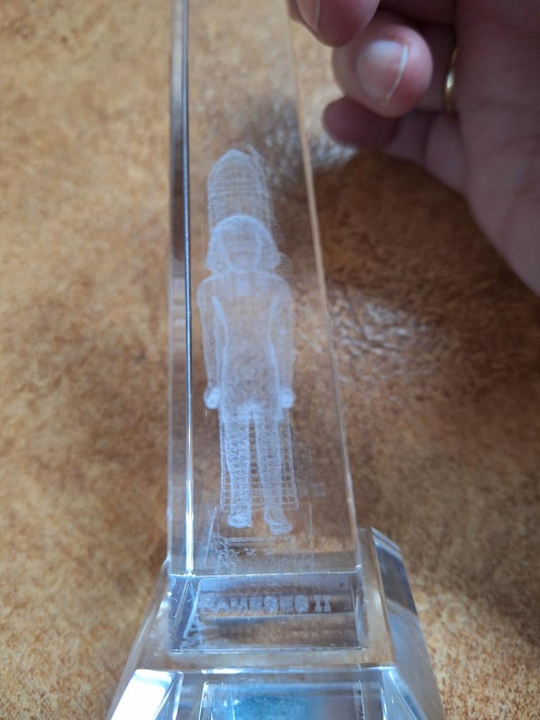 Glazen obelisk met  een afbeelding van Ramses de twee, Verzamelen, Beelden en Beeldjes, Ophalen of Verzenden, Zo goed als nieuw