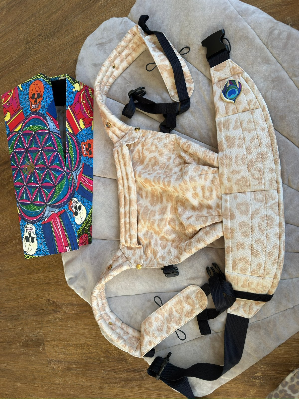 Artipoppe Zeitgeist draagzak – Leopard Gold – Nieuwstaat, Buik of Rug, Zo goed als nieuw, Draagzak, Ophalen