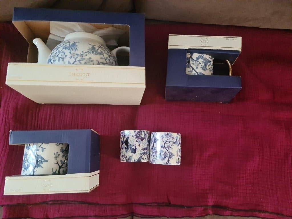 Laura Ashley set theepot en beters en bekers met kaarsen, Klassiek, Nieuw, Ophalen of Verzenden, Porselein