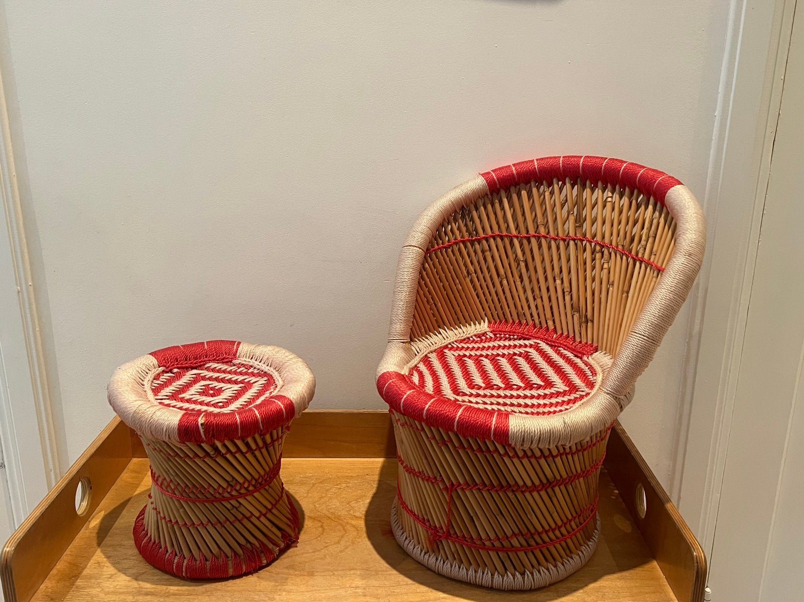 Schattig rotan gevlochten stoeltje en tafeltje., Ophalen, Zo goed als nieuw, Tafel(s) en Stoel(en)