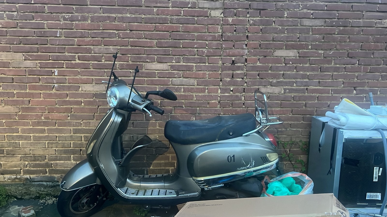 Turbho scooter - Grijs, Gebruikt, Fietsen en Brommers, Scooters | Vespa, Gebruikt, Vespa LX, Maximaal 45 km/u, Benzine, Ophalen
