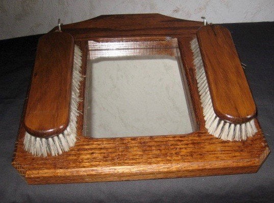 'EIKENHOUTEN BORSTELHANGER , 2 BORSTELS EN SPIEGELTJE ,, Antiek en Kunst, Ophalen of Verzenden