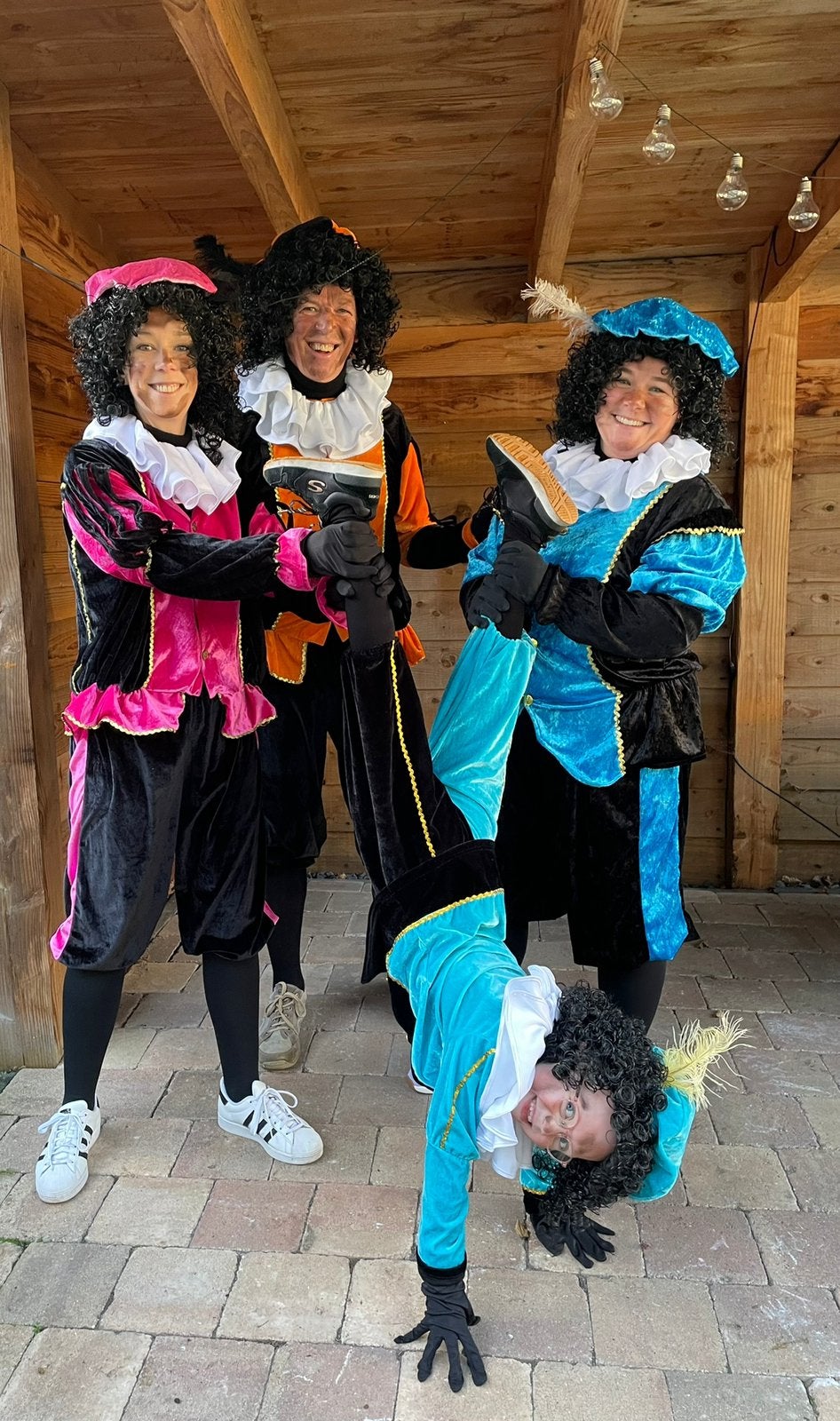 Sinterklaas en Piet pakken voor scherpe prijs, Ophalen, Zo goed als nieuw