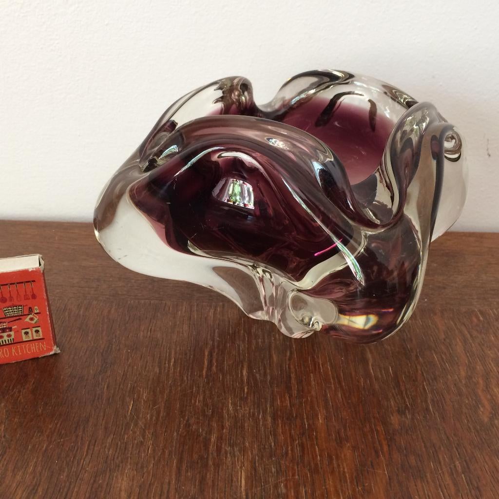 Murano Italiaans geslepen design glaswerk donker roze asbak, Verzamelen, Ophalen of Verzenden, Gebruikt, Asbak