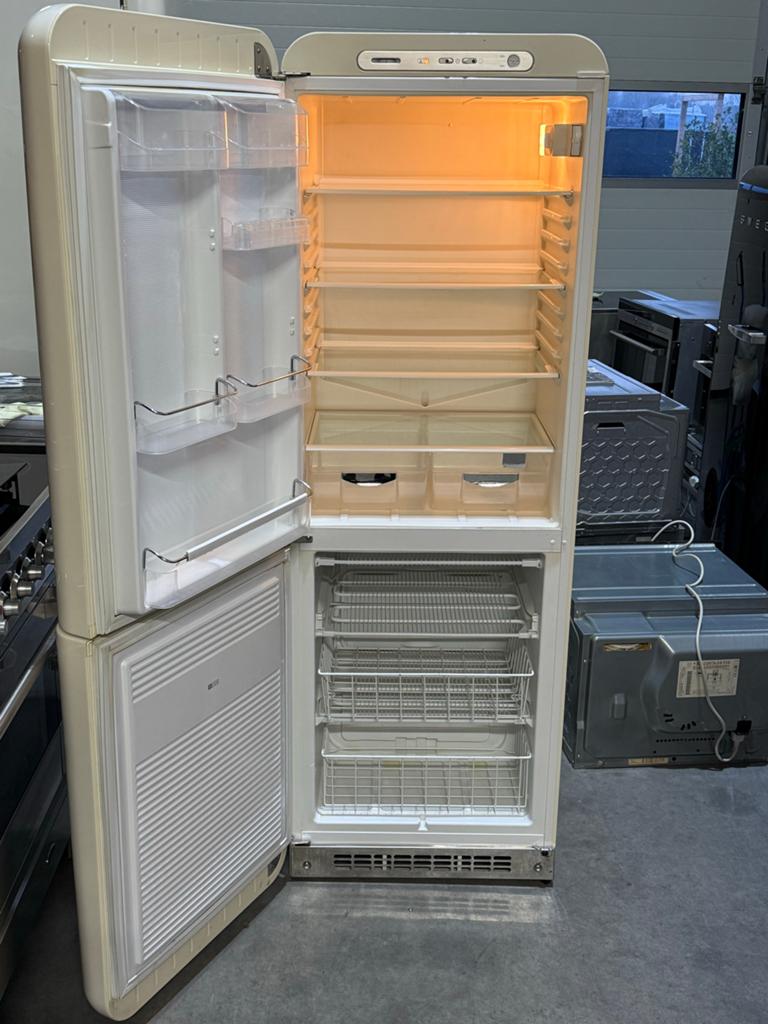 Smeg Koelkast met Vriezer - Crème Retro Design, 200 liter of meer, 60 cm of meer, Met aparte vriezer, Zo goed als nieuw