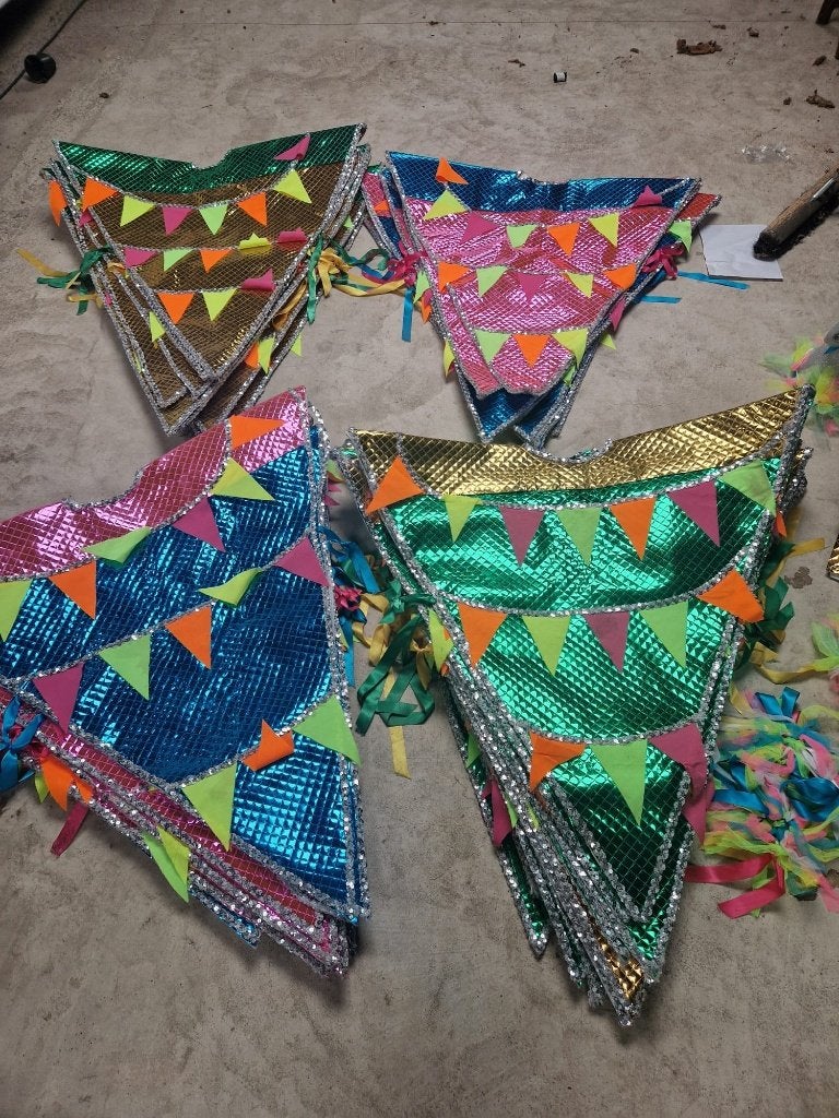 Foto 17 van Carnavalskleding loopgroep optocht/stoet vlaggentjes pakken