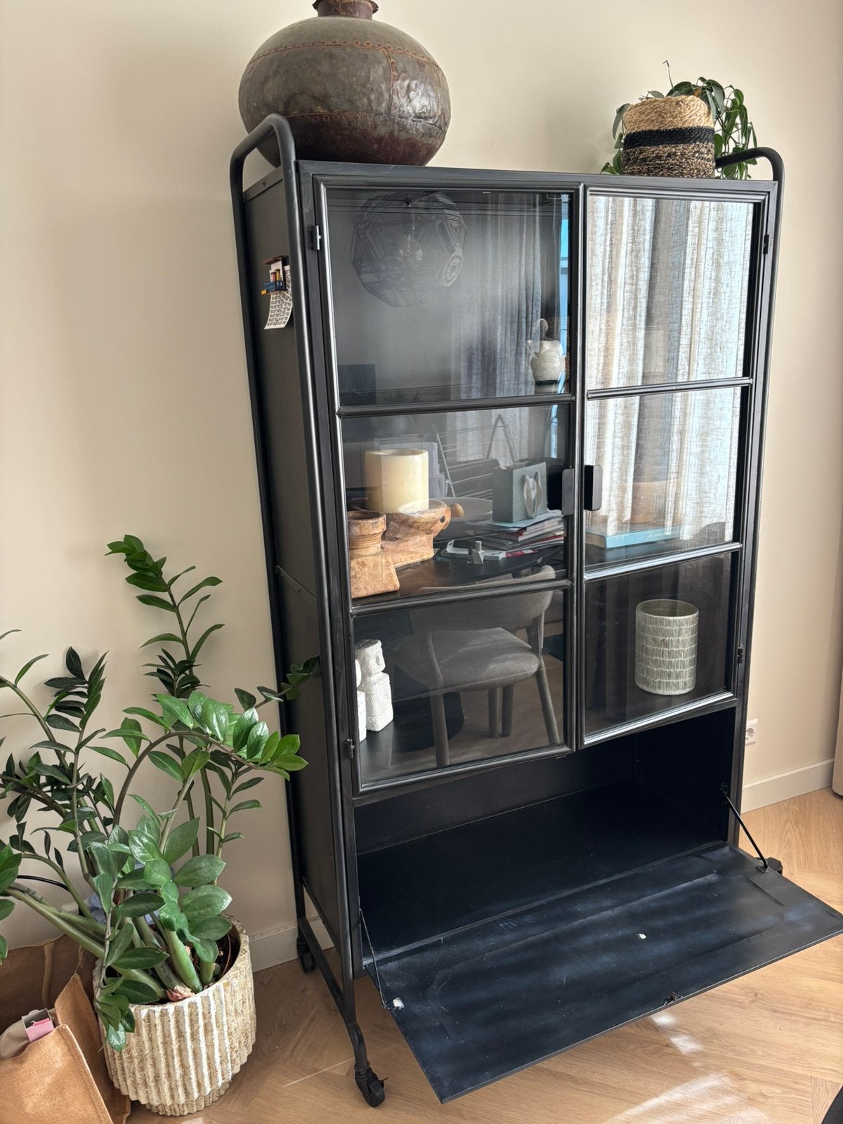 Metalen zwarte vitrinekast BePure Home, Huis en Inrichting, Kasten | Vitrinekasten, Ophalen, 100 tot 150 cm, Met deur(en), Zo goed als nieuw