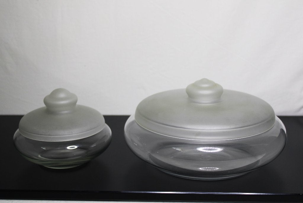 Set van 2 Leerdam koek- en bonbonschalen met matte deksels, Antiek en Kunst, Antiek | Glas en Kristal, Ophalen of Verzenden