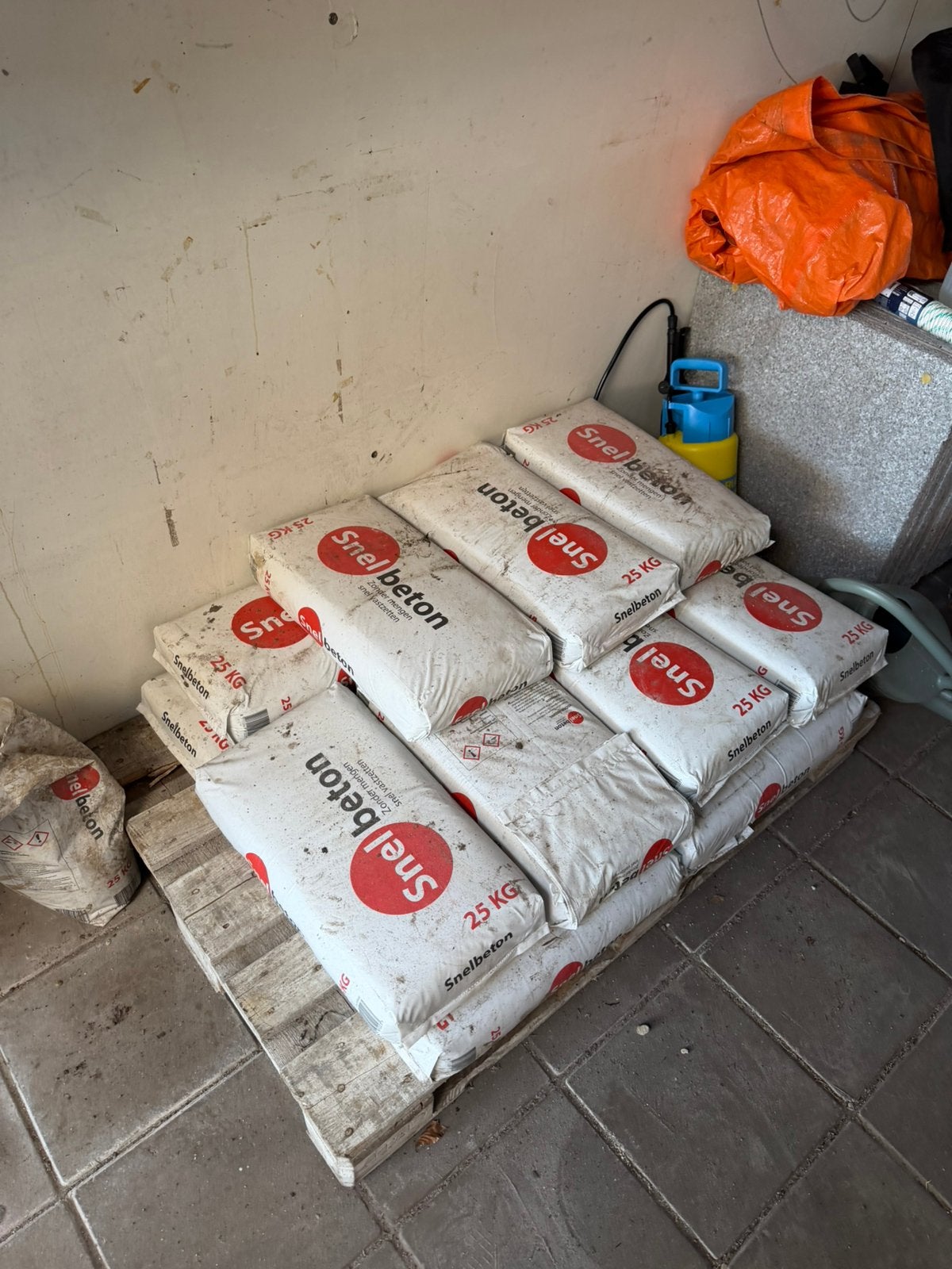 Snelbeton 25 kg zakken, Doe-het-zelf en Verbouw, Overige materialen, Zo goed als nieuw, 15 m² of meer, Ophalen