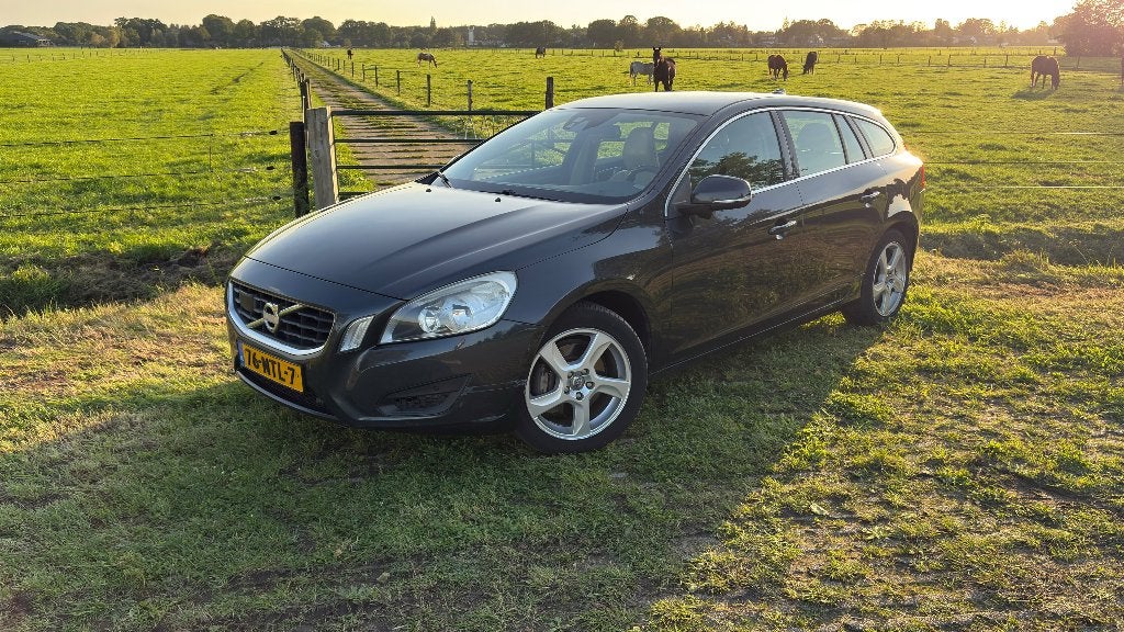 Volvo V60 2.0T 149KW Aut6 2010 Grijs, 1502 kg, Beige, 4 cilinders, Particulier