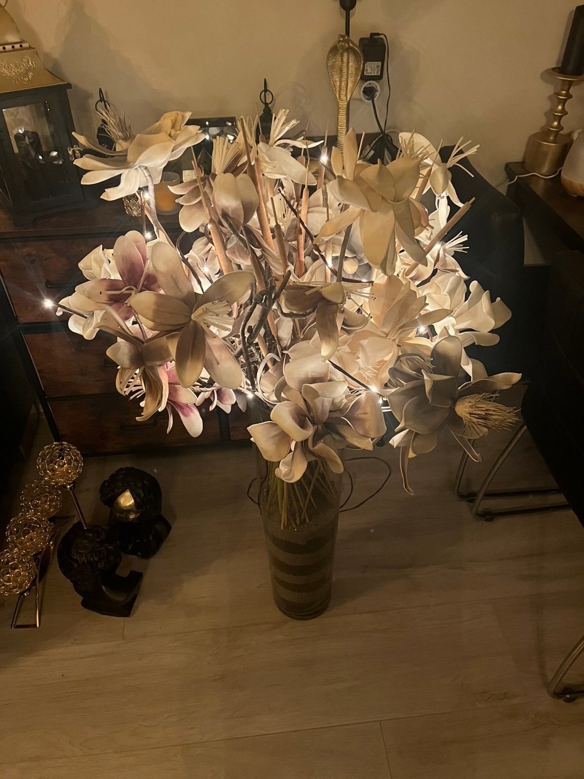 Grote vaas met kunstplanten en verlichting erin, Ophalen, Zo goed als nieuw