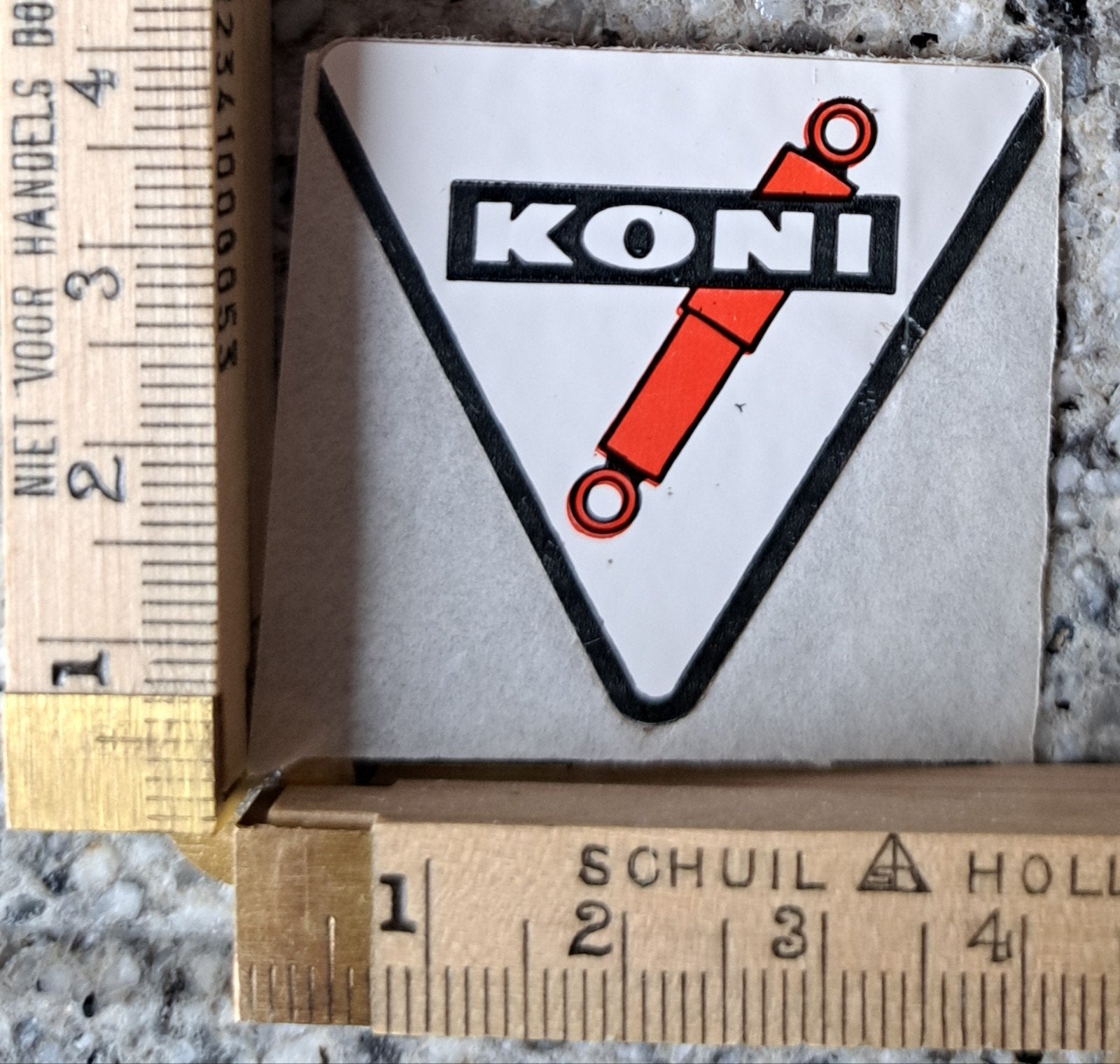 kleine Driehoekige sticker KONI schokbrekers merk logo