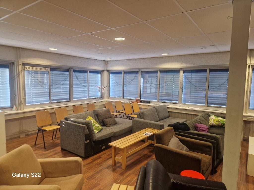 GEZOCHT Groot of klein bank / fauteuil voor jeugdruimte kerk, Huis en Inrichting, Banken | Bankstellen, Ophalen, 75 tot 100 cm
