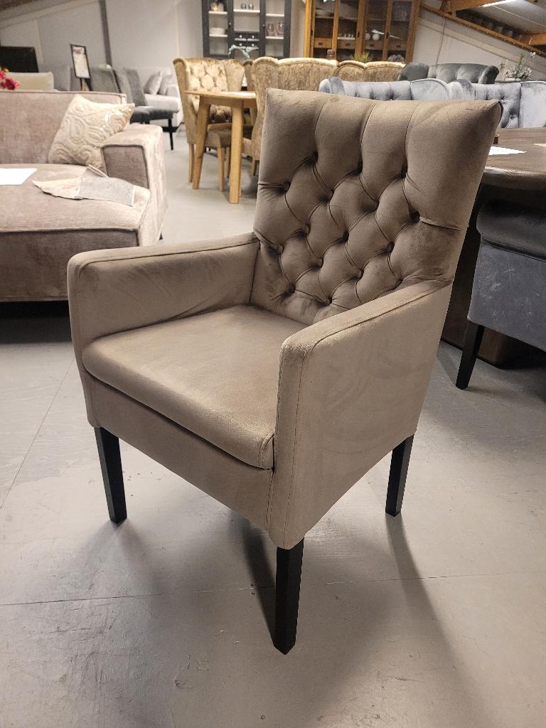 *VOORRAAD* 6 Landelijke Eetkamerstoel Bianca Stof Taupe (2), Overige kleuren, Nieuw, Ophalen of Verzenden, Landelijke eetkamerstoelen capiton knoopjes stof Tiffany Taupe