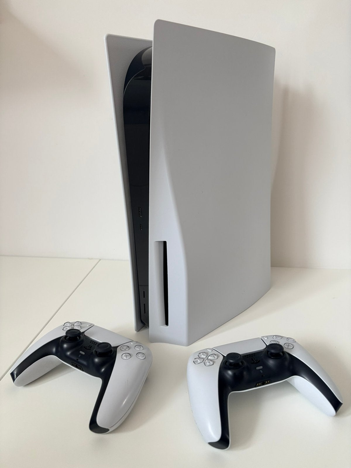 Playstation 5 met drie games en twee controllers, Ophalen, Zo goed als nieuw, Playstation 5
