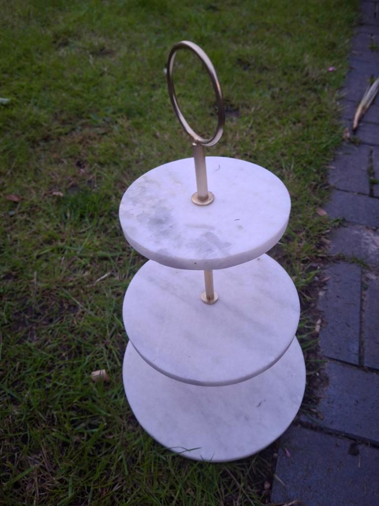 Etagère | serveertoren

| 3 niveas | wit marmer met goud, Ophalen of Verzenden, Zo goed als nieuw, Rond, Hout