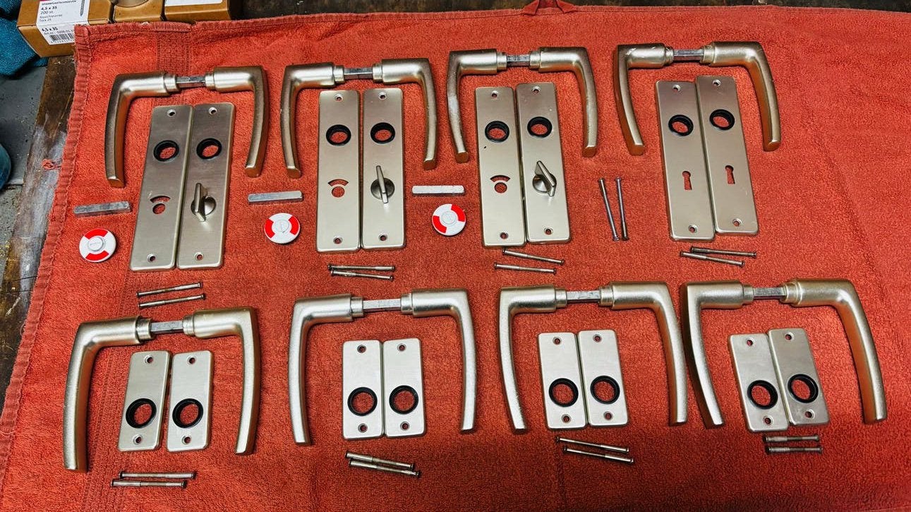 Set van 8 deurklinken met rozetten en toebehoren, Ophalen of Verzenden, Gebruikt, Overige materialen, Klink of Kruk