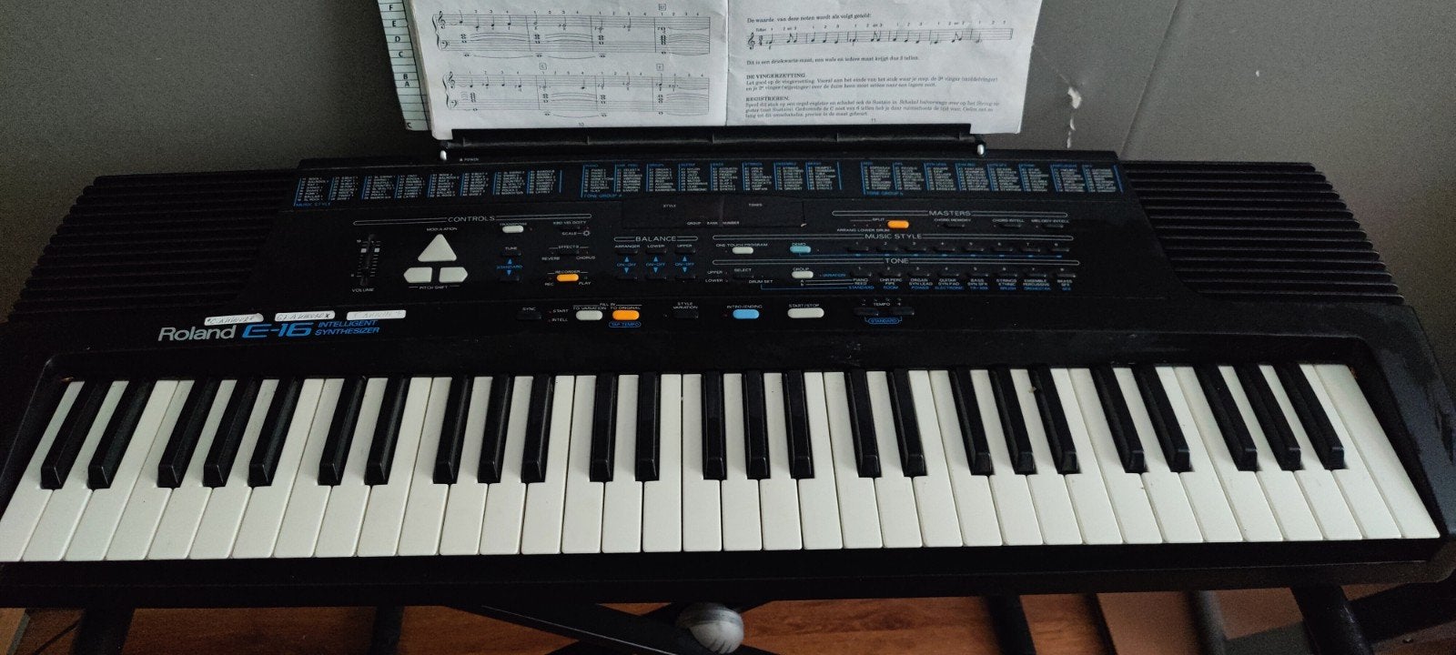 Roland E-16 Keyboard voor beginners - Zo goed als nieuw, Roland, Ophalen of Verzenden, Met standaard, 61 toetsen