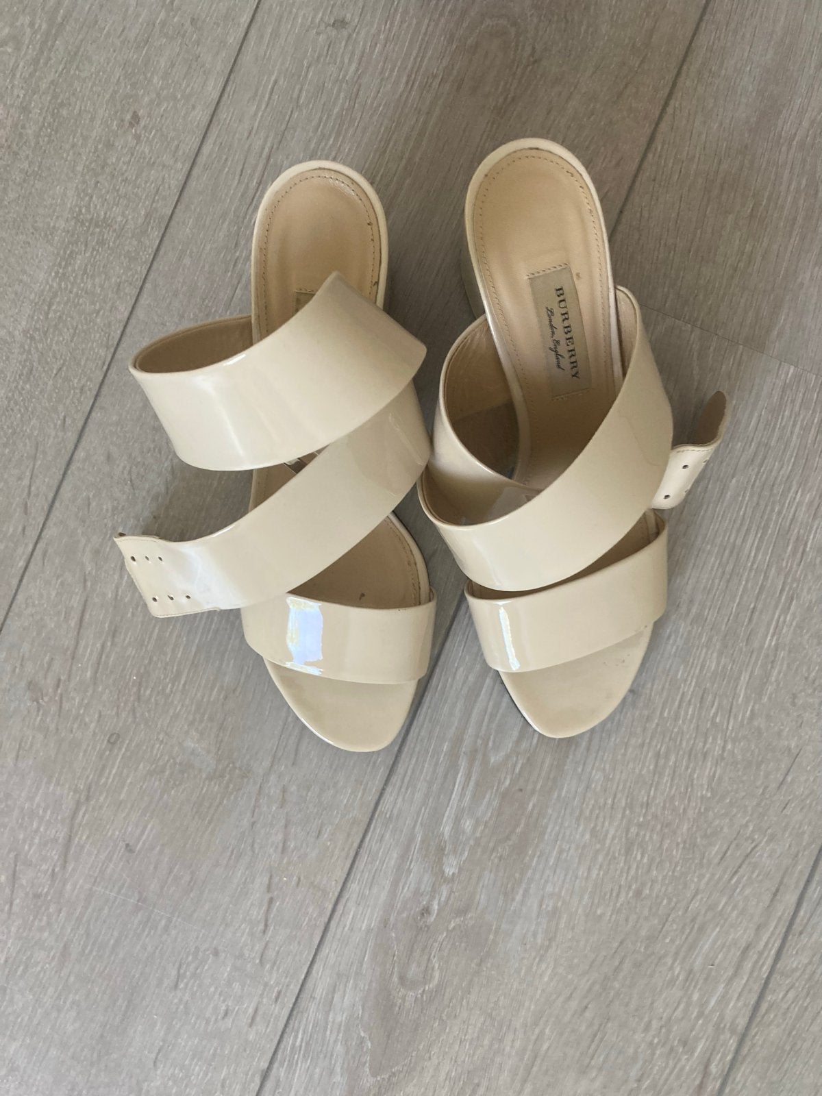 Burberry lakleren sandalen met hak - Maat 38, Ophalen of Verzenden, Zo goed als nieuw, Beige, Sandalen of Muiltjes