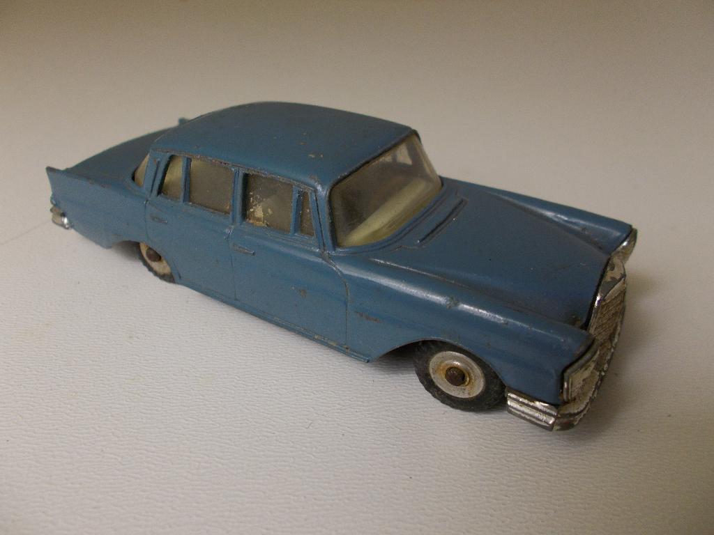 1962 Dinky Toys 186 MERCEDES-BENZ 220 SE (RAF Blue) -G-., Ophalen of Verzenden, Gebruikt, Auto, Dinky Toys