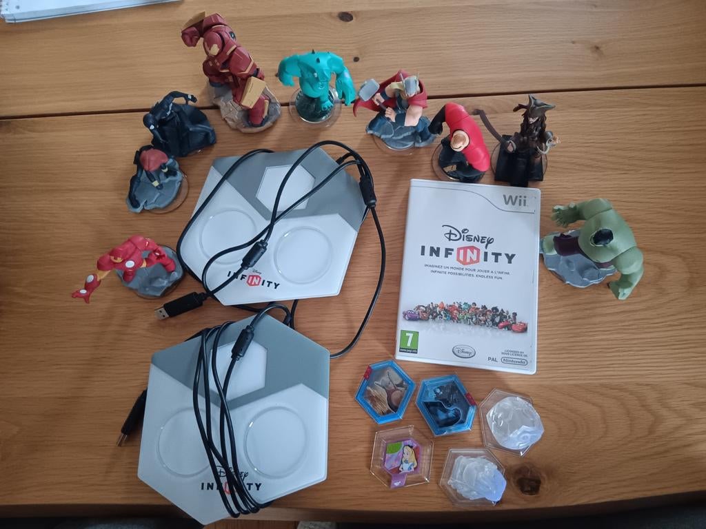 Disney Infinity Wii met 2 Portals + Veel Poppetjes, Avontuur en Actie, Gebruikt, 2 spelers, Eén computer