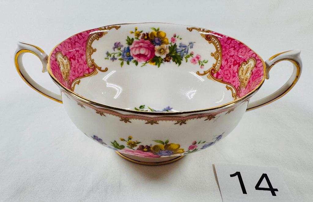 Royal Albert Lady Carlyle Bouillon Cup Vintage, Verzamelen, Porselein, Kristal en Bestek, Zo goed als nieuw, Kop en/of schotel