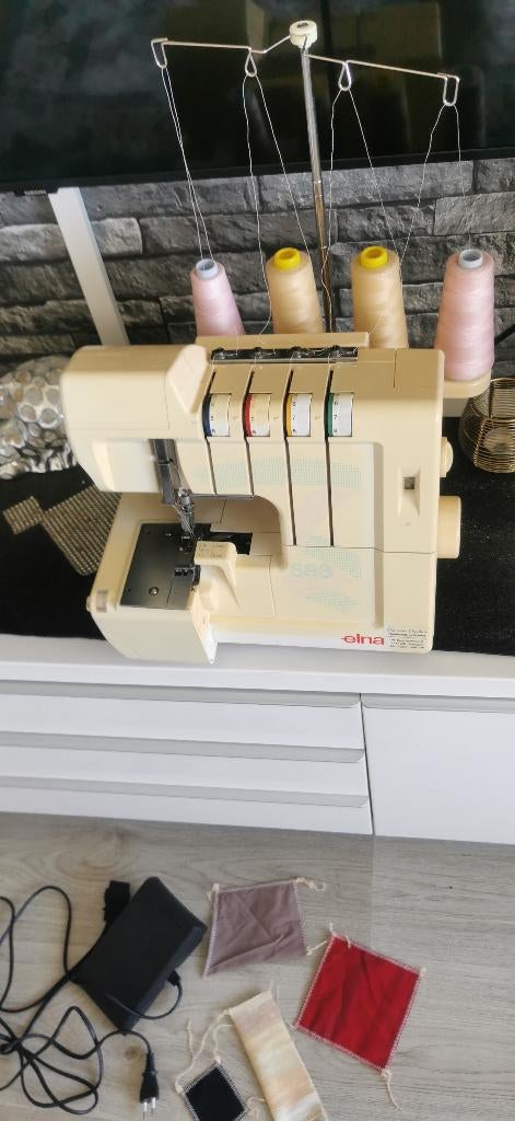 Overlockmachine Lockmachine elna 683 werkt goed, Hobby en Vrije tijd, Ophalen of Verzenden, Zo goed als nieuw, Lockmachine, Overige merken