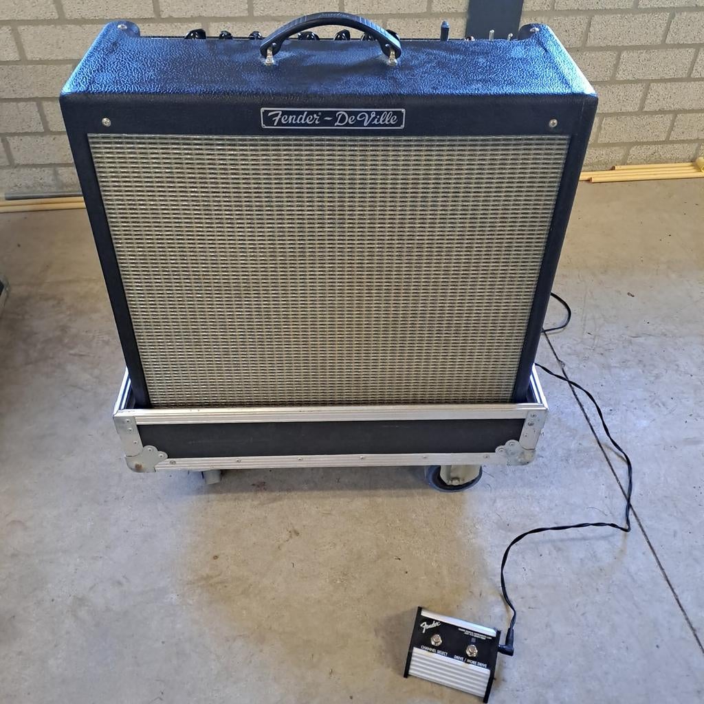 Fender 60 W buizenversterker 4x10 Hot Rod DeVille flightcase, Muziek en Instrumenten, Versterkers | Bas en Gitaar, Ophalen, Zo goed als nieuw