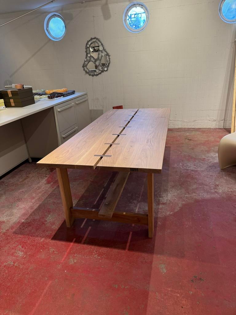 Handgemaakte design eikenhouten tafel met walnoot detail, 100 tot 150 cm, Eikenhout, Ophalen of Verzenden, Vijf personen of meer