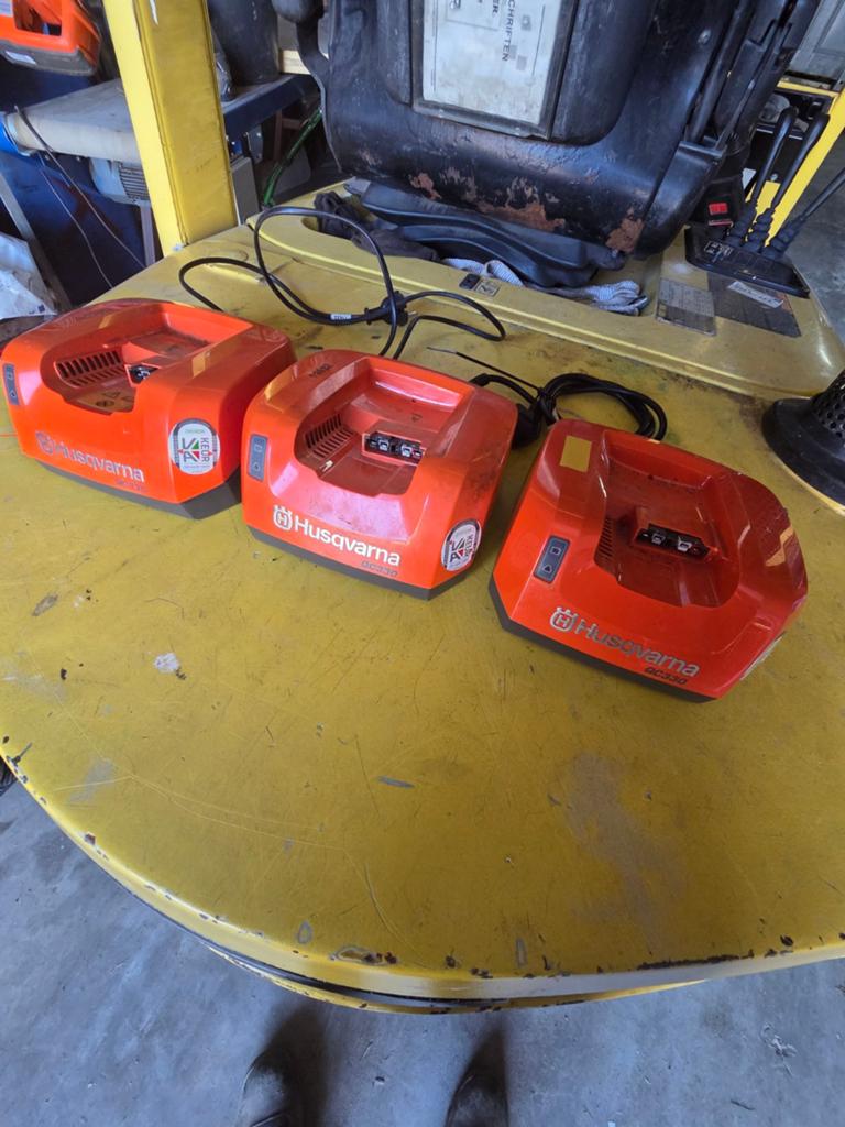 Husqvarna acculader, Gebruikt, Accu-grasmaaier, Ophalen of Verzenden, Husqvarna