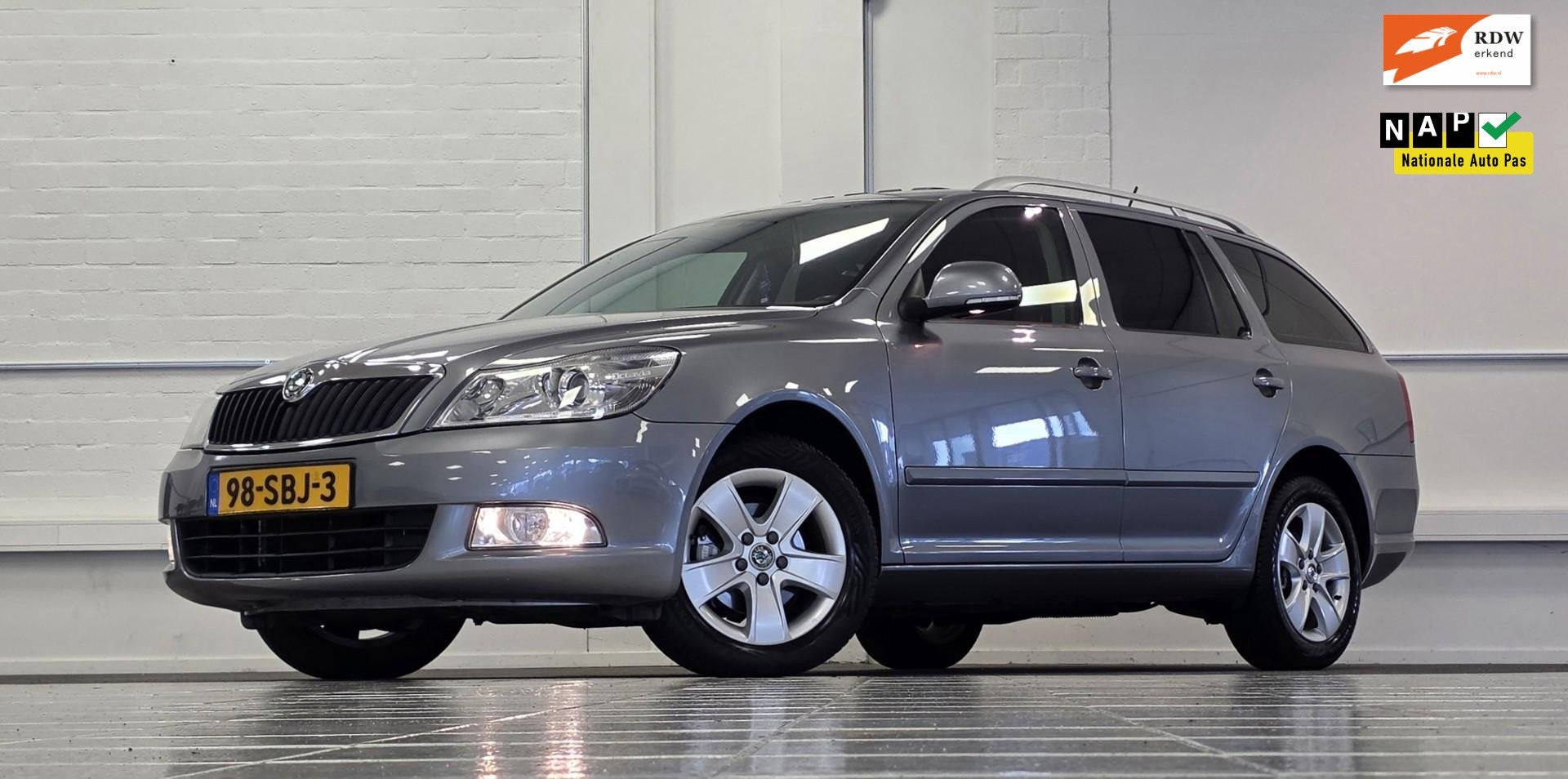 Skoda Octavia Combi 1.4 TSI Elegance Automaat Schuif/kanteld, Auto's, Euro 5, Gebruikt, Zwart, 4 cilinders