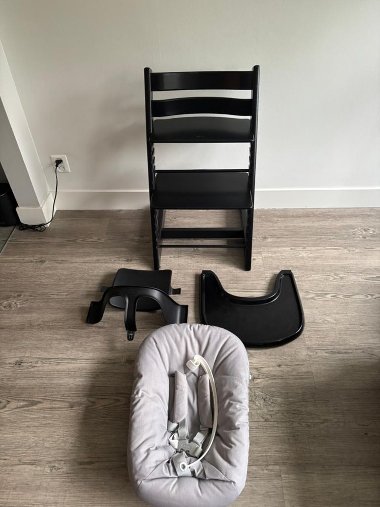 Complete zwarte Stokke Tripp Trapp kinderstoel, Kinderen en Baby's, Kinderstoelen, Ophalen, Zo goed als nieuw, Meegroeistoel