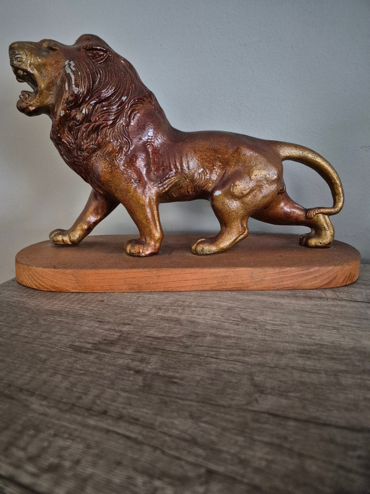Vintage bronzen leeuw beeld op houten sokkel, Ophalen of Verzenden, Zoogdier, 20 - 50 cm, Op sokkel