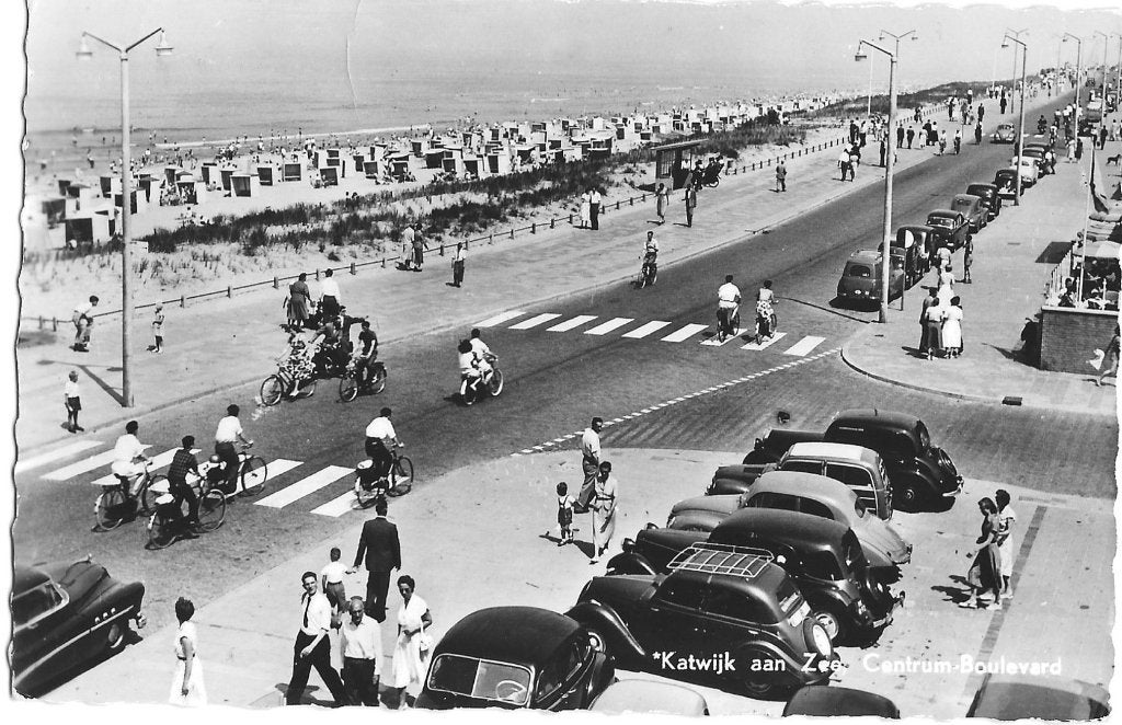 Katwijk aan Zee, Centrum-Boulevard - auto, fiets, volk, Verzenden, 1940 tot 1960, Gelopen, Zuid-Holland