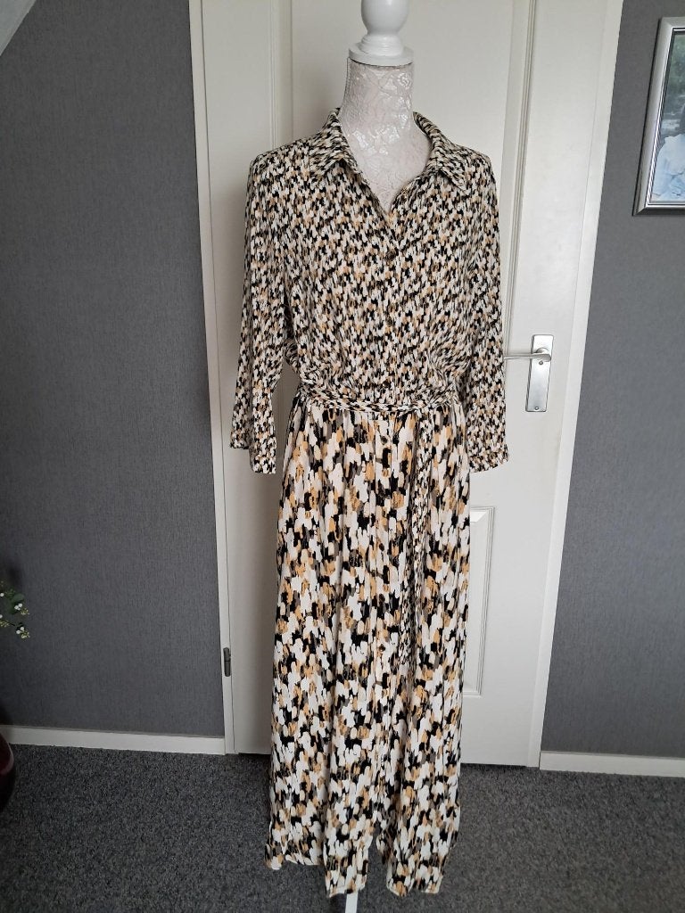 Jurk Poools kleur : Creme oker zwart Maat: 44 j, Meerkleurig, Maat 42/44 (L), Ophalen of Verzenden, Zo goed als nieuw
