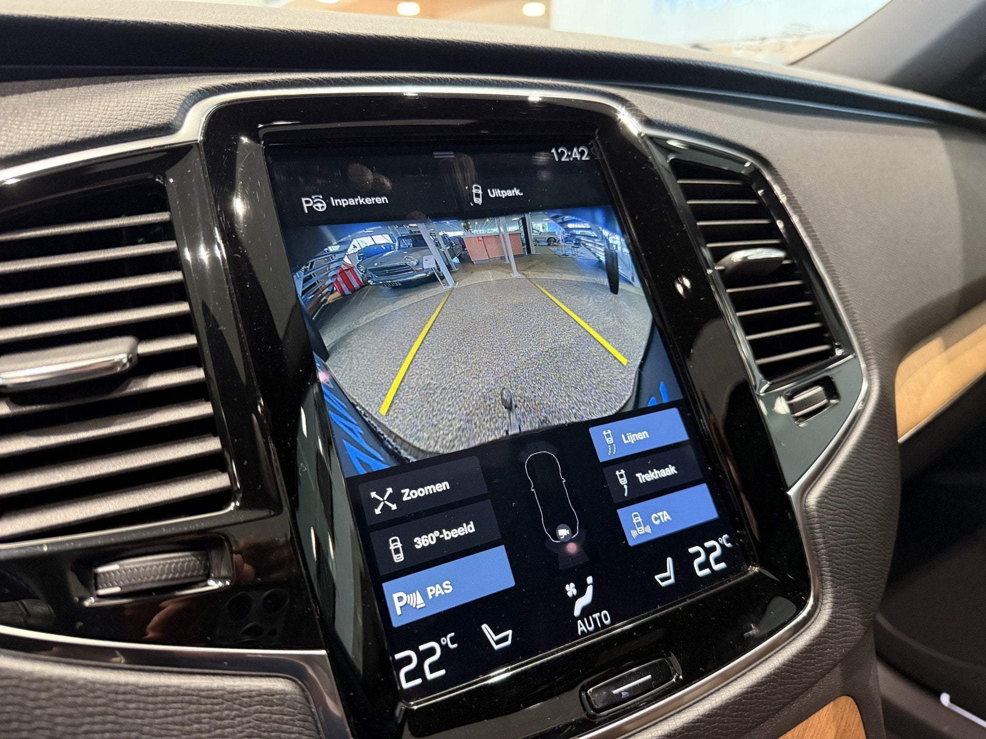 Foto 20 van Volvo XC90 2.0 T8 Recharge AWD R-Design, Trekhaak, Luchtveri