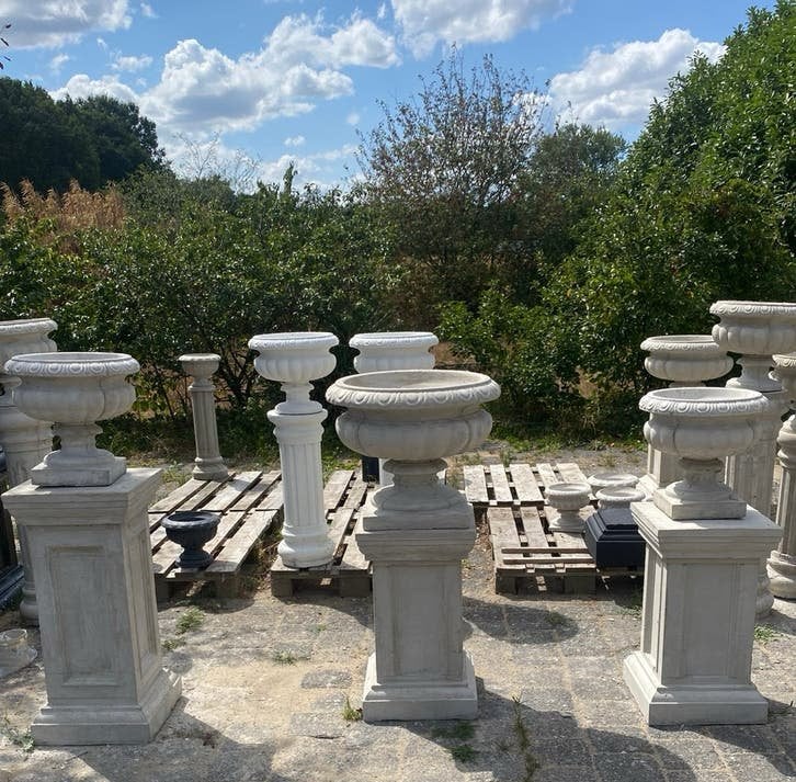 Sierlijke betonnen zuilen en pilaren met bijpassende potten, Huis en Inrichting, Woonaccessoires | Zuilen en Pilaren, Ophalen