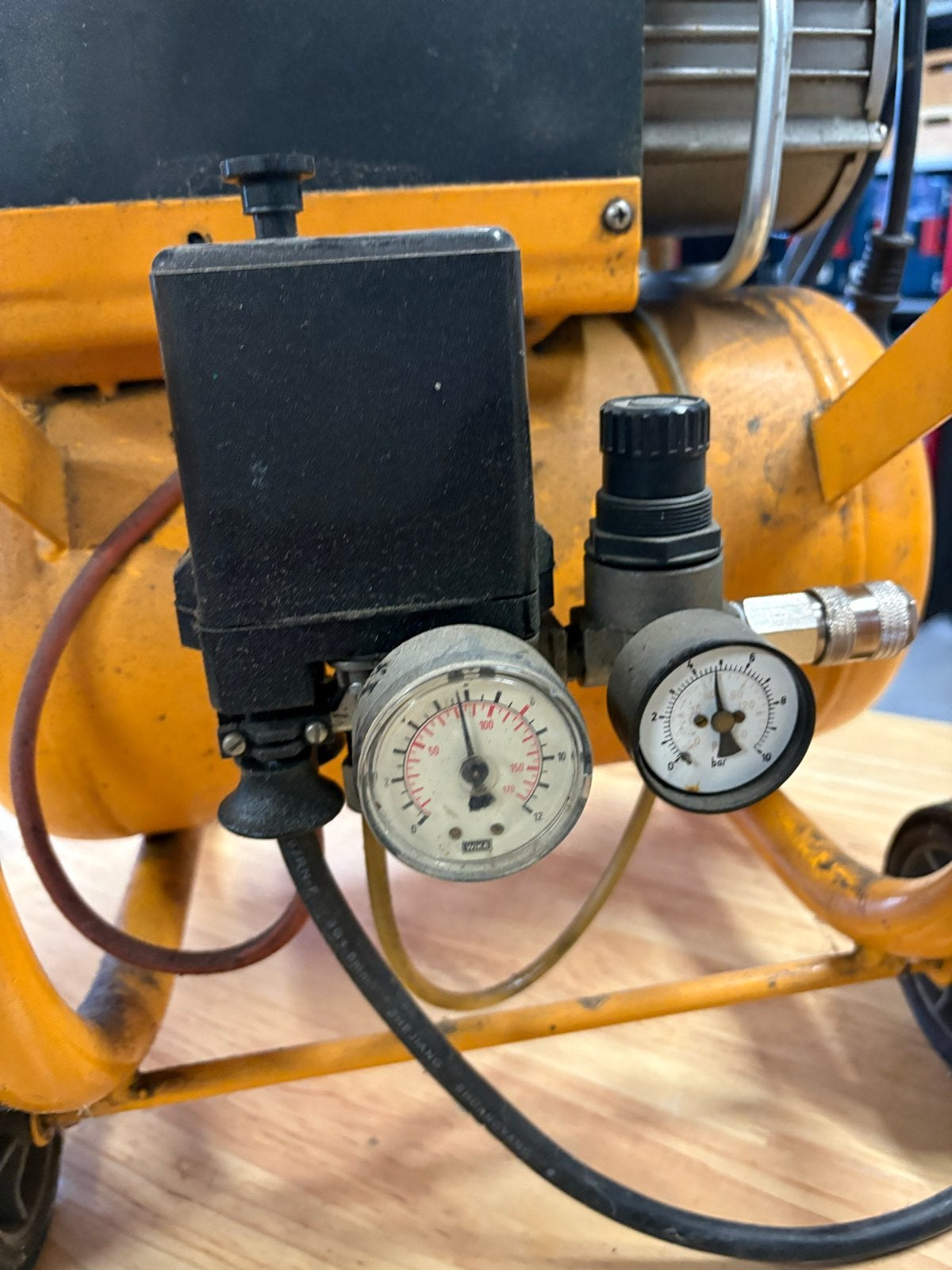 Gebruikte mobiele compressor - Ideaal voor klussen, Doe-het-zelf en Verbouw, Compressors, Ophalen, Gebruikt, 6 tot 10 bar, Minder dan 200 liter/min