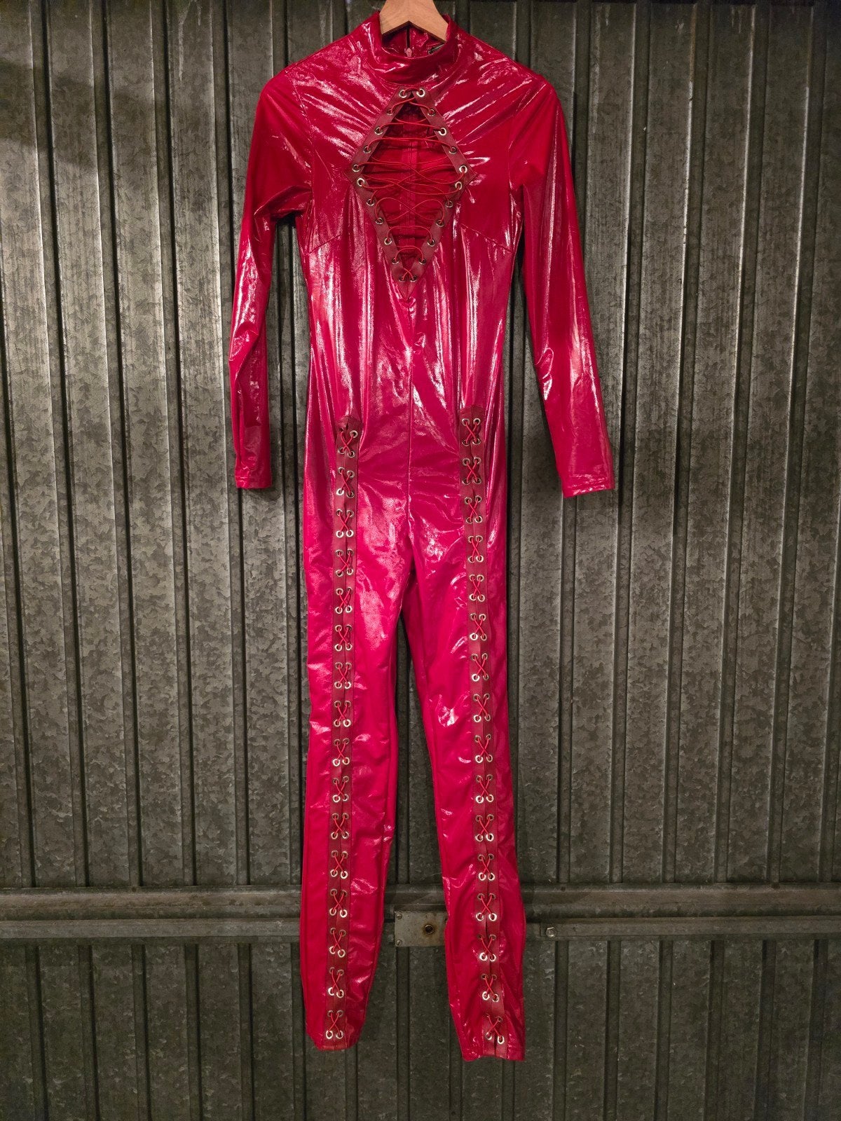 Opvallende rode catsuit met vetersluiting, Kleding | Dames, Jumpsuits, Zo goed als nieuw, Maat 36 (S), Rood, Verzenden