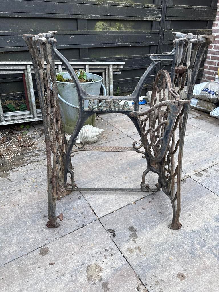 Gietijzeren onderstel van oude trapnaaimachine, Antiek en Kunst, Antiek | Naaimachines, Ophalen