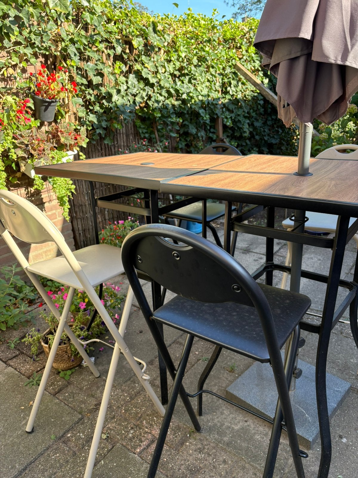 2 hoge  nieuwe tafels met 4 opklapbare zeer stevige stoelen, Ophalen, Zo goed als nieuw