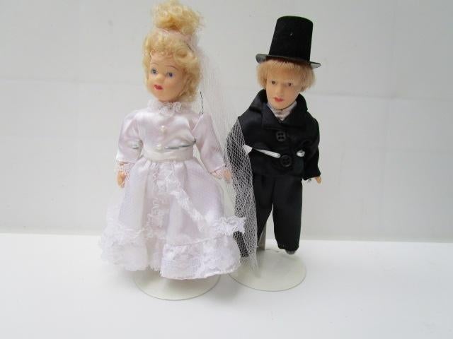 2 poppetjes van porselein Bruidspaar / bruid / bruidegom., Ophalen, Zo goed als nieuw, Poppenhuispop