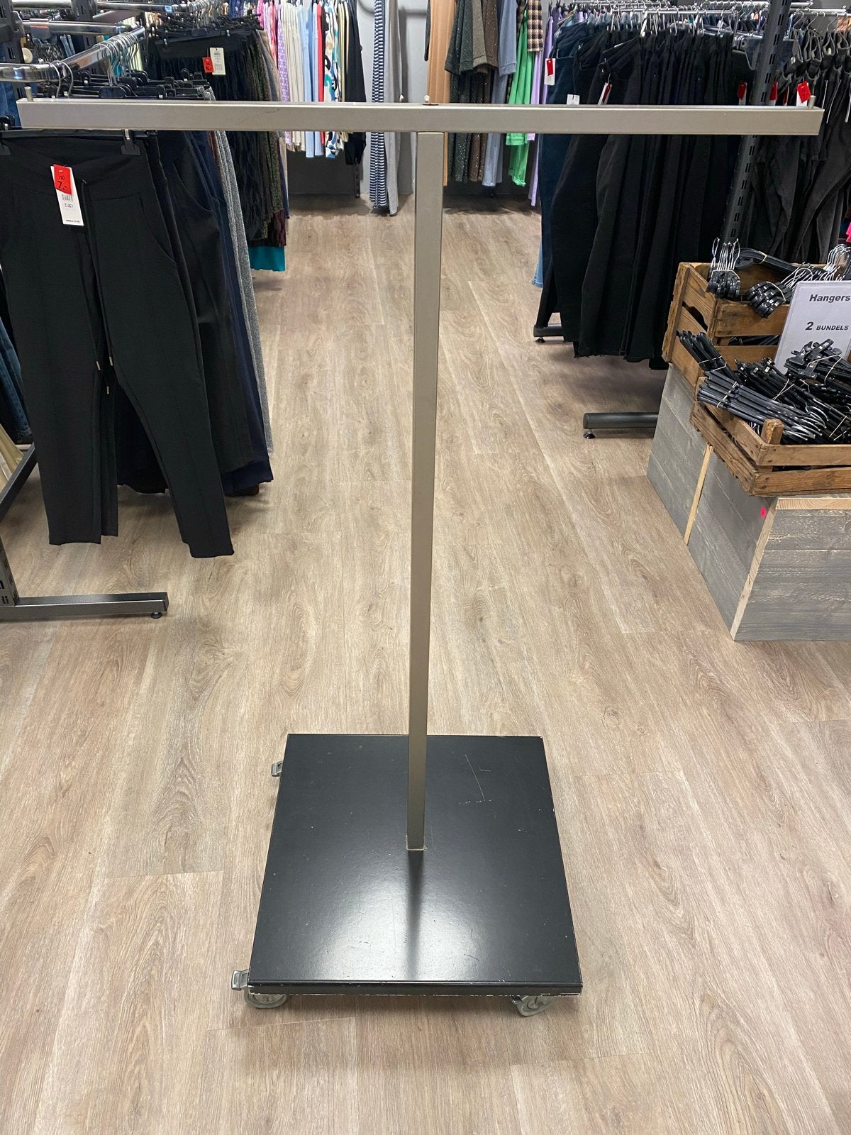 Verrijdbaar kledingrek met zware voet, Ophalen, Gebruikt