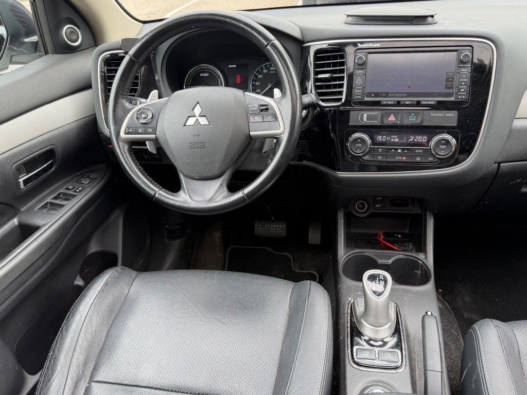 Mitsubishi OUTLANDER 2.0 PHEV Instyle DAK LEER RIJDT GOED EX, Auto's, Mitsubishi, 1998 cc, Euro 6, 4 cilinders, Stoelverwarming